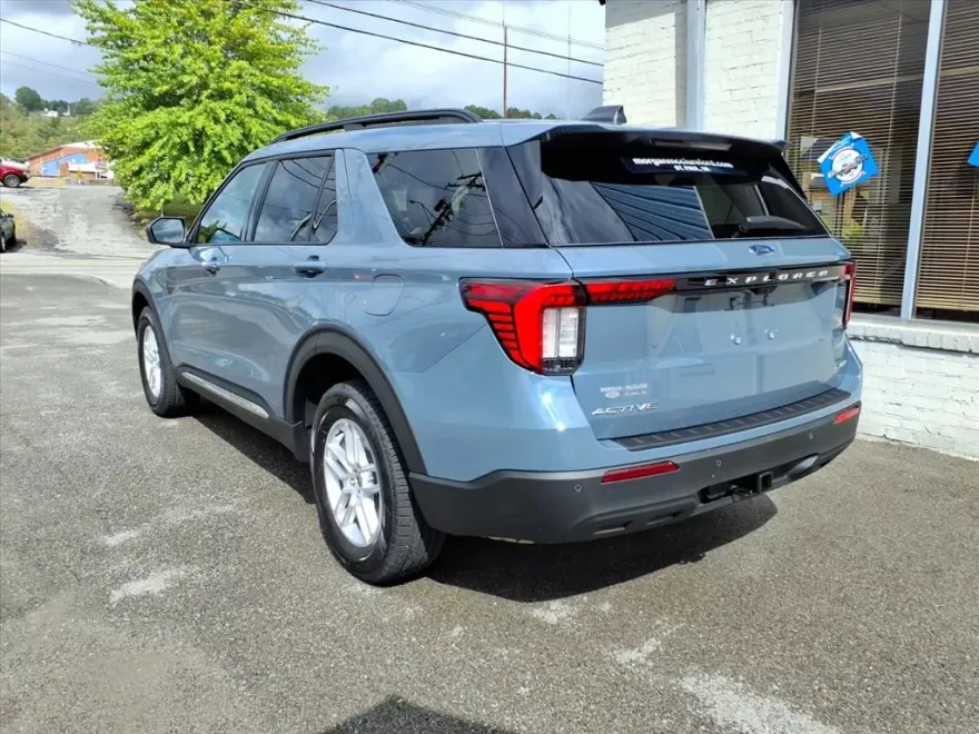2025 Ford Explorer photo 1