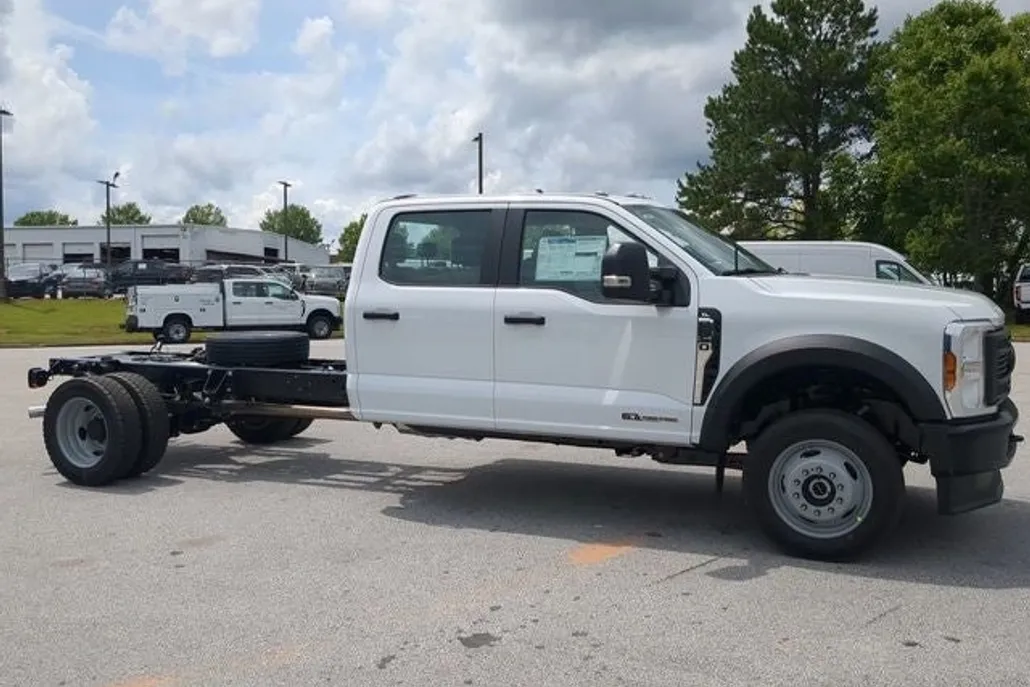 2025 Ford F-550 photo 1