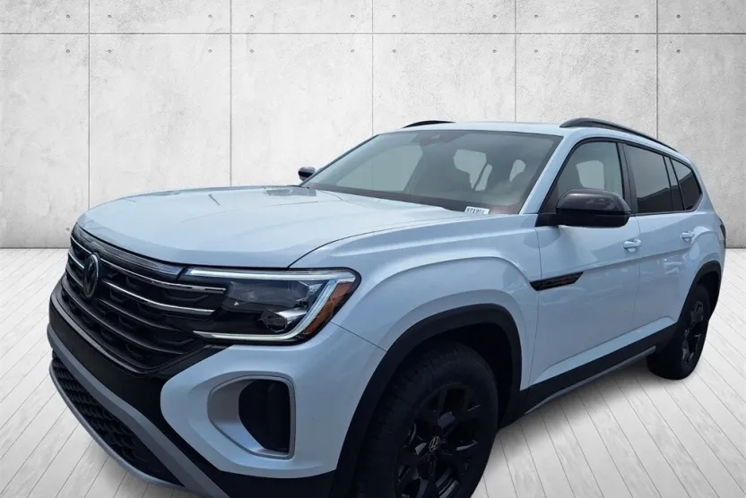 2025 Volkswagen Atlas SE Technology Peak Edition photo 1