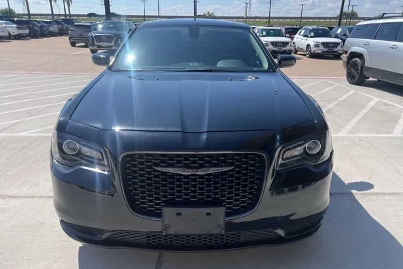 2023 Chrysler 300 Touring photo 1