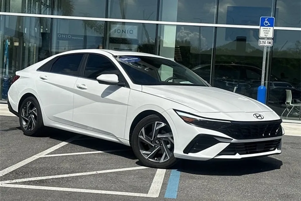 2024 Hyundai Elantra SEL Convenience photo 1