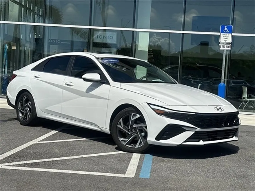 2024 Hyundai Elantra SEL Convenience photo 1