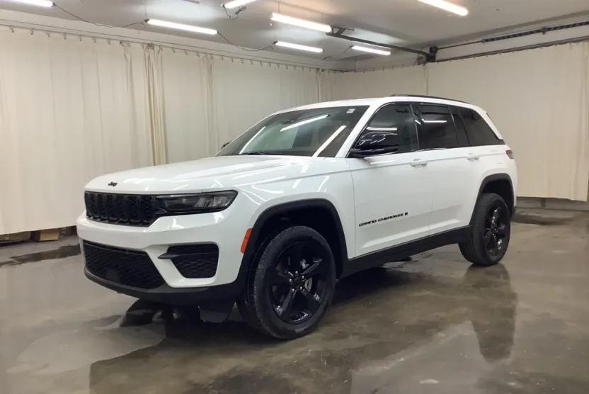 2023 Jeep Grand Cherokee Altitude photo 1
