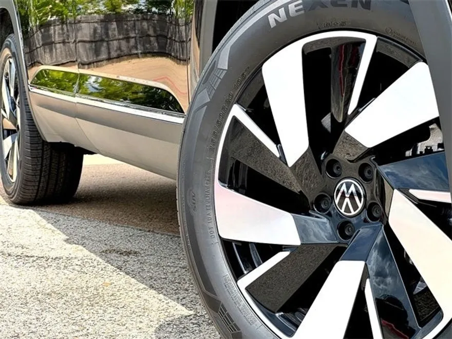 2026 Volkswagen Atlas Cross Sport SEL photo 1