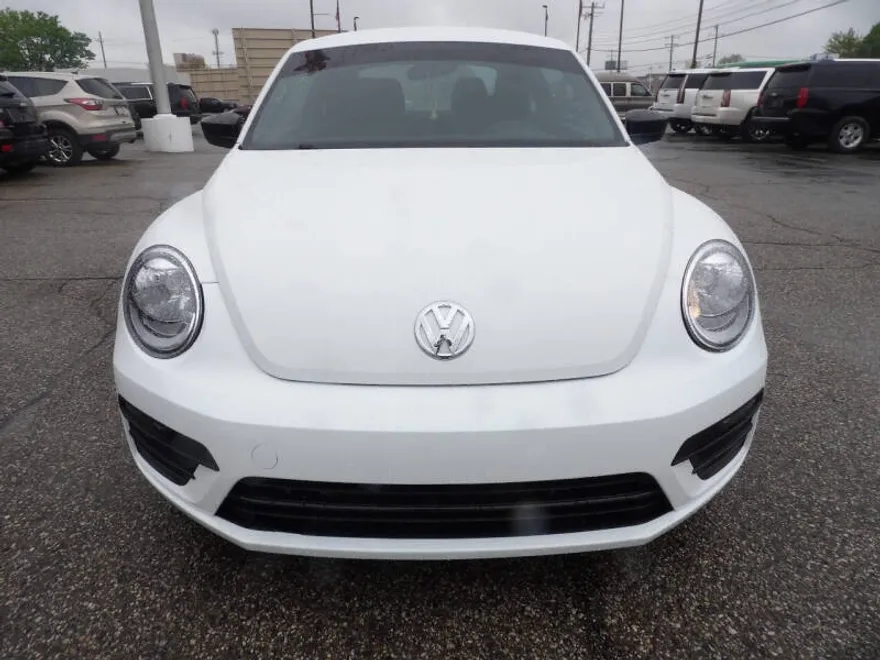 2018 Volkswagen Beetle S photo 1