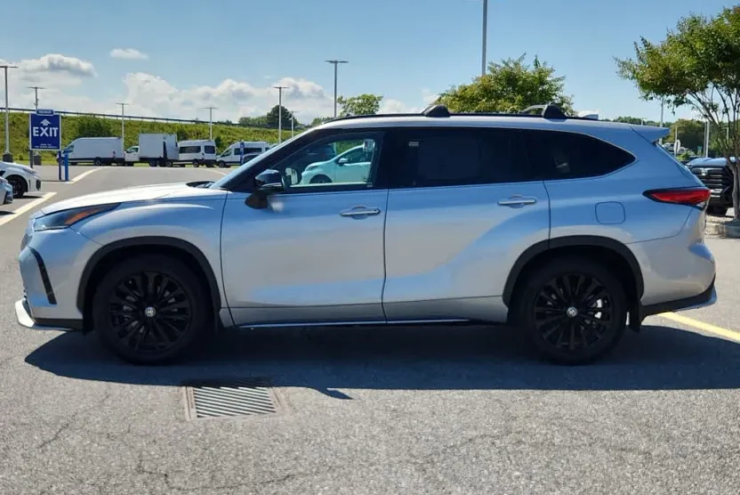 2023 Toyota Highlander L photo 1