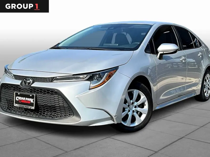 2022 Toyota Corolla LE photo 1
