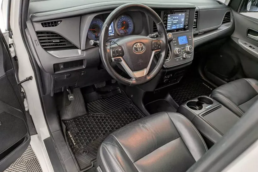 2019 Toyota Sienna SE photo 1