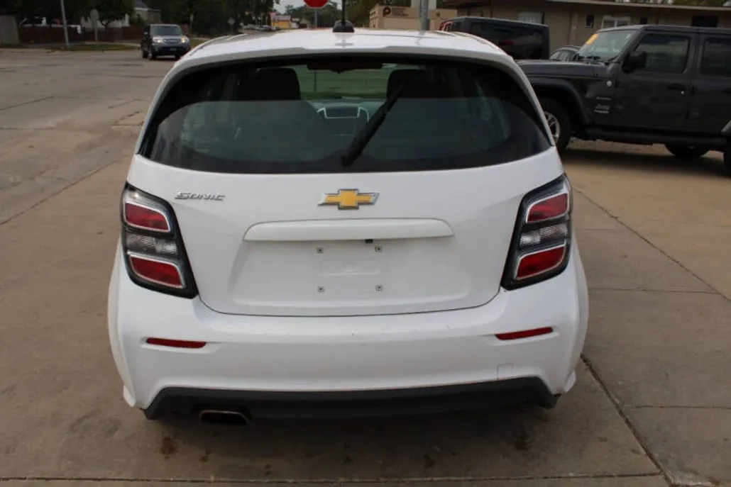 2019 Chevrolet Sonic LT photo 1