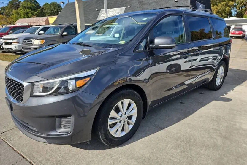 2016 Kia Sedona LX photo 1