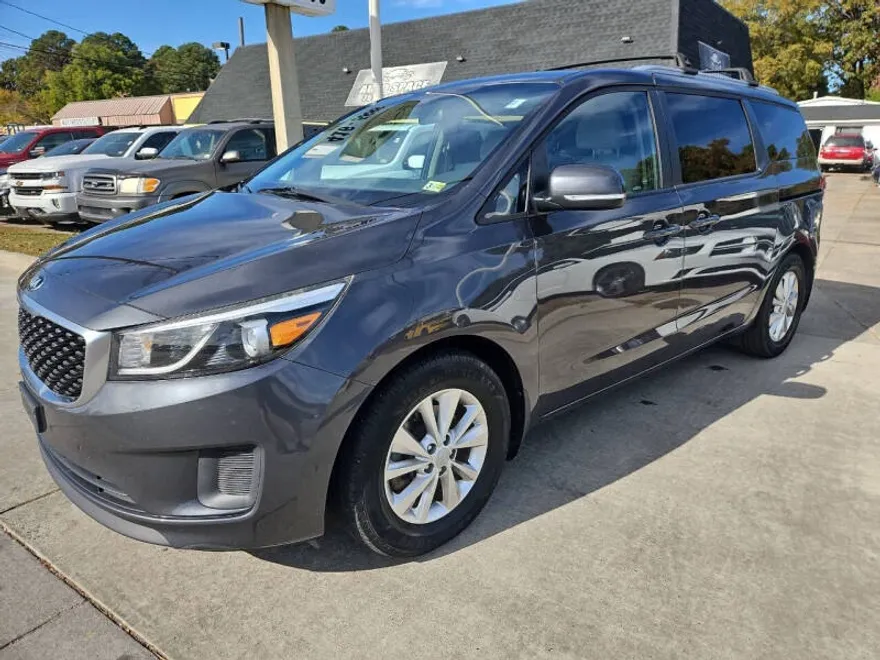 2016 Kia Sedona LX photo 1