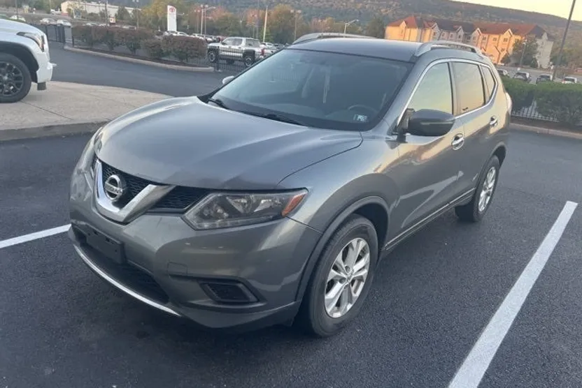 2014 Nissan Rogue SV photo 1