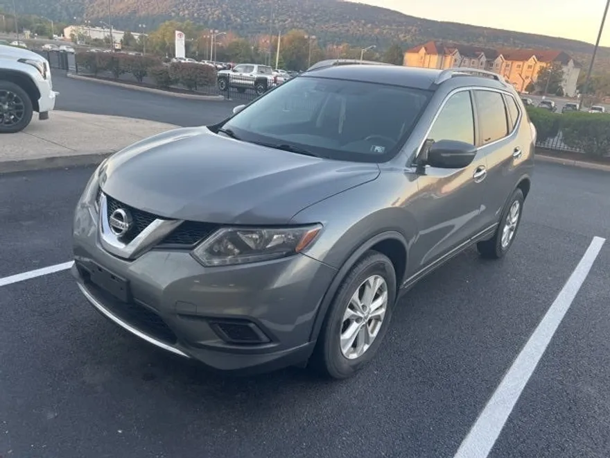 2014 Nissan Rogue SV photo 1