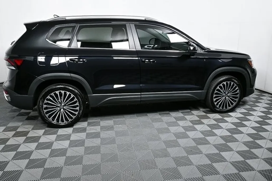 2025 Volkswagen Taos SE photo 1