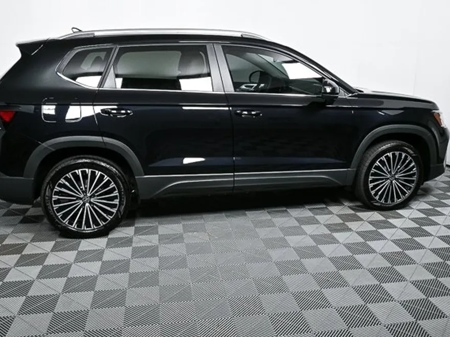 2025 Volkswagen Taos SE photo 1