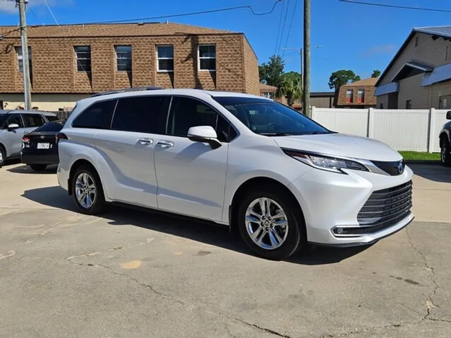2024 Toyota Sienna Limited photo 1