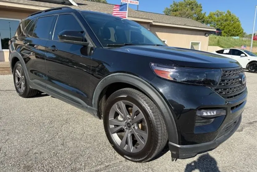 2022 Ford Explorer XLT Sport photo 1