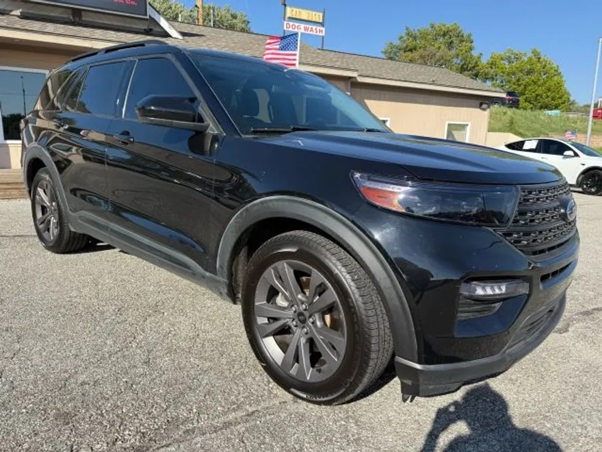 2022 Ford Explorer XLT Sport photo 1