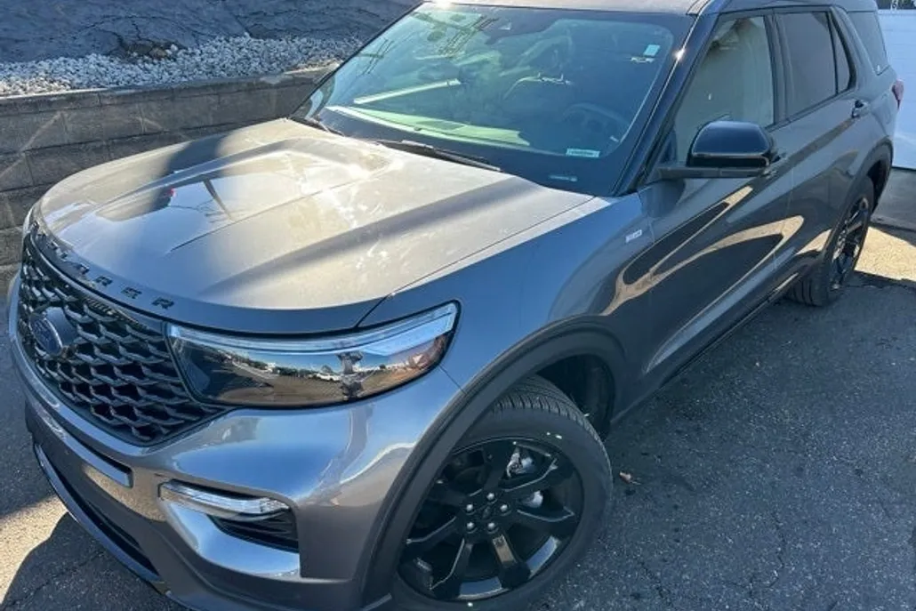 2022 Ford Explorer ST-Line photo 1