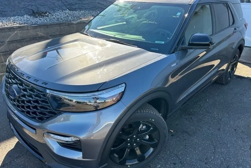 2022 Ford Explorer ST-Line photo 1
