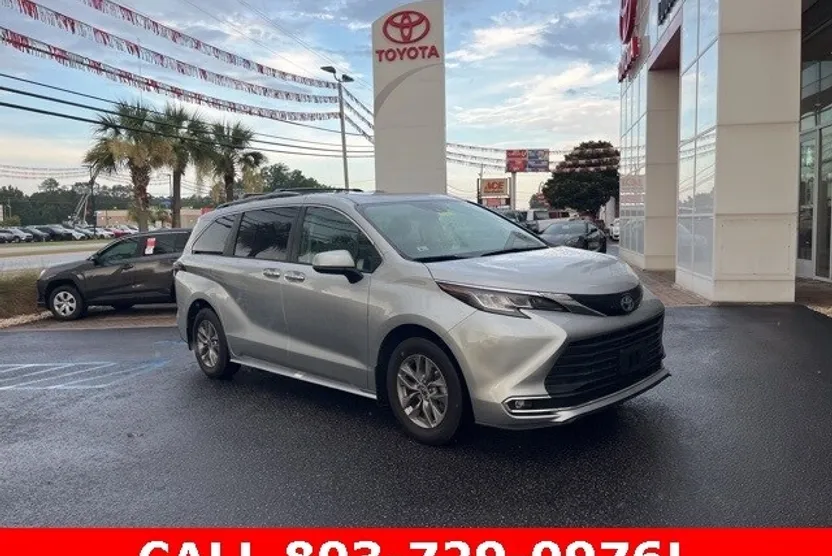 2022 Toyota Sienna XLE photo 1