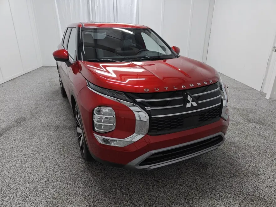 2025 Mitsubishi Outlander SE photo 1
