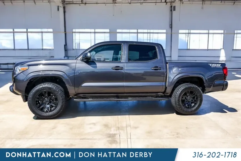 2022 Toyota Tacoma LE photo 1