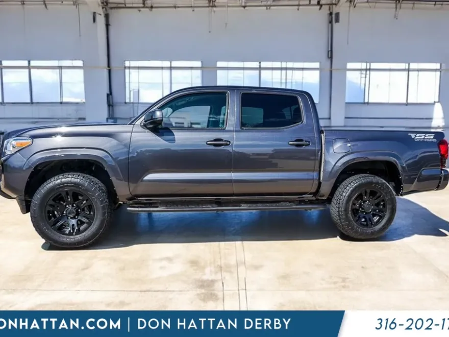 2022 Toyota Tacoma LE photo 1