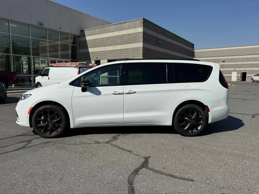 2025 Chrysler Pacifica Limited photo 1