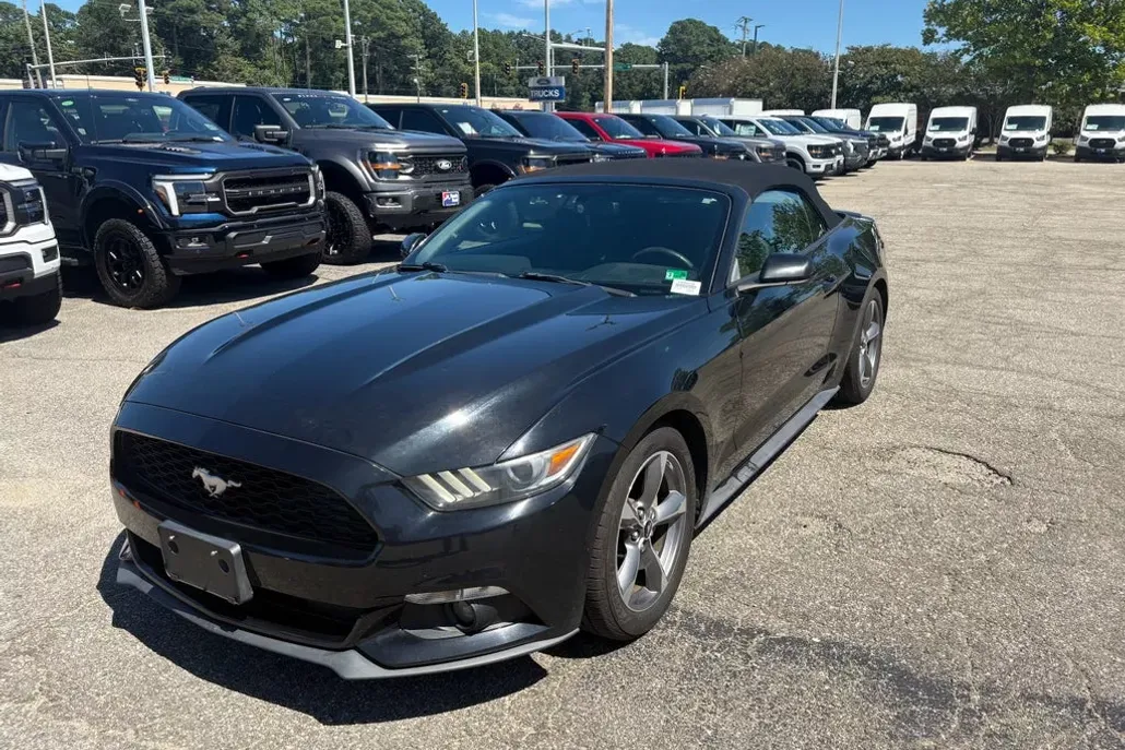2017 Ford Mustang V6 Convertible photo 1