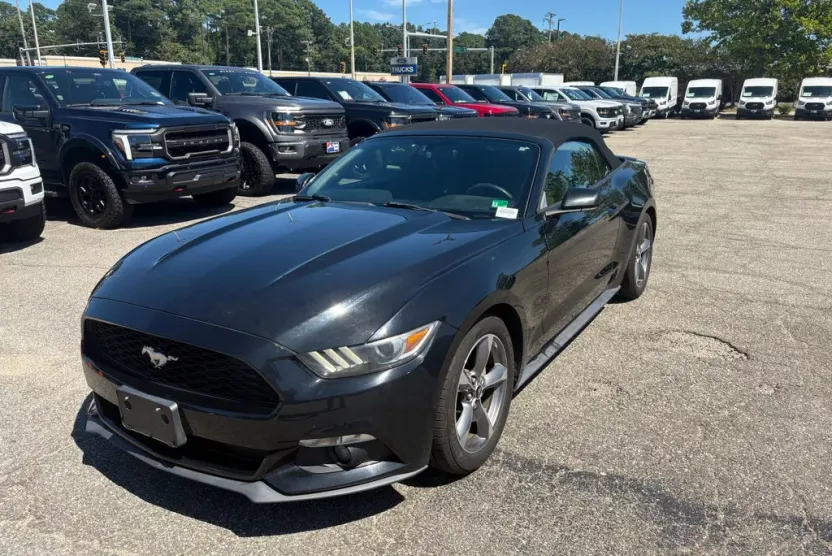2017 Ford Mustang V6 Convertible photo 1