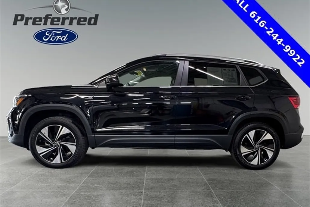 2024 Volkswagen Taos SE photo 1