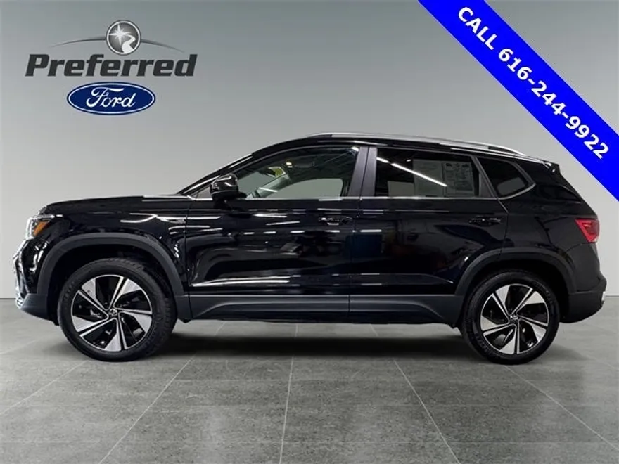 2024 Volkswagen Taos SE photo 1