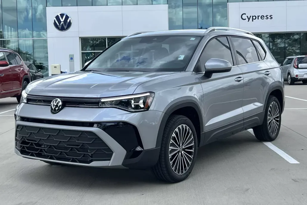 2025 Volkswagen Taos SE photo 1
