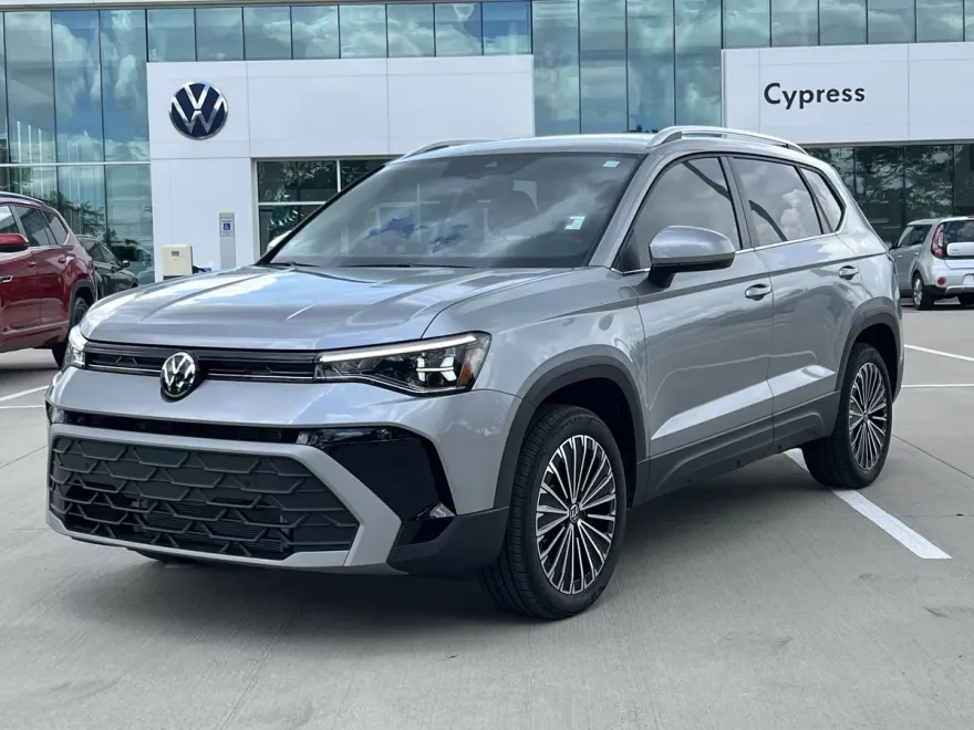2025 Volkswagen Taos SE photo 1