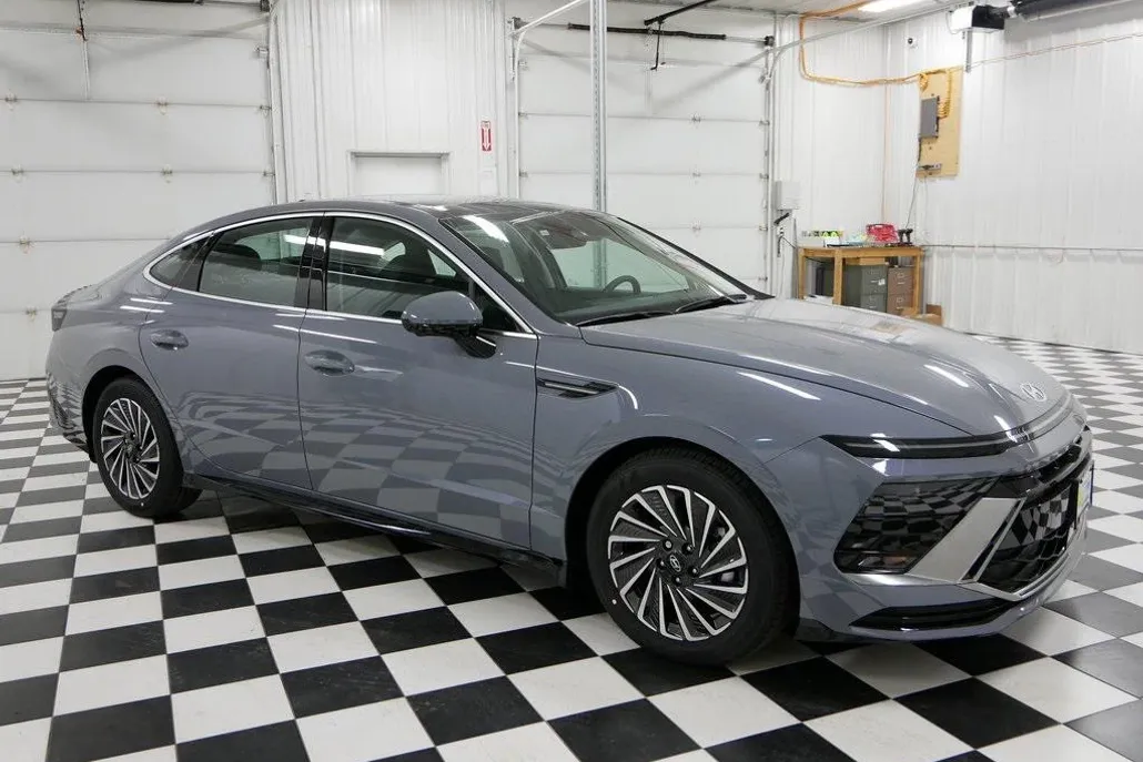 2025 Hyundai Sonata Hybrid Limited photo 1