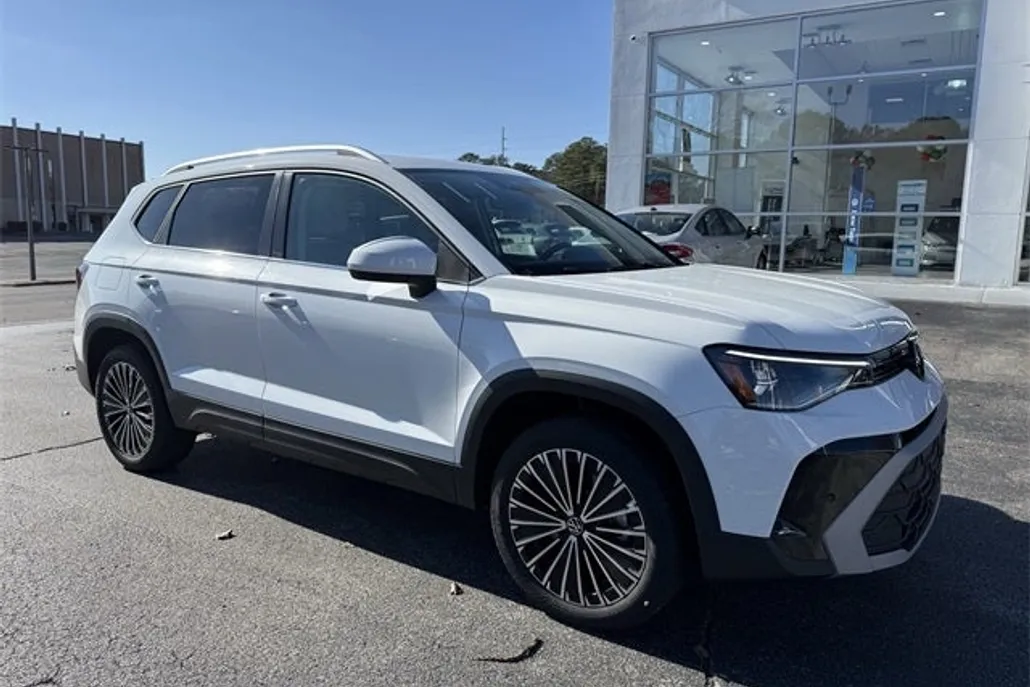2025 Volkswagen Taos SE photo 1