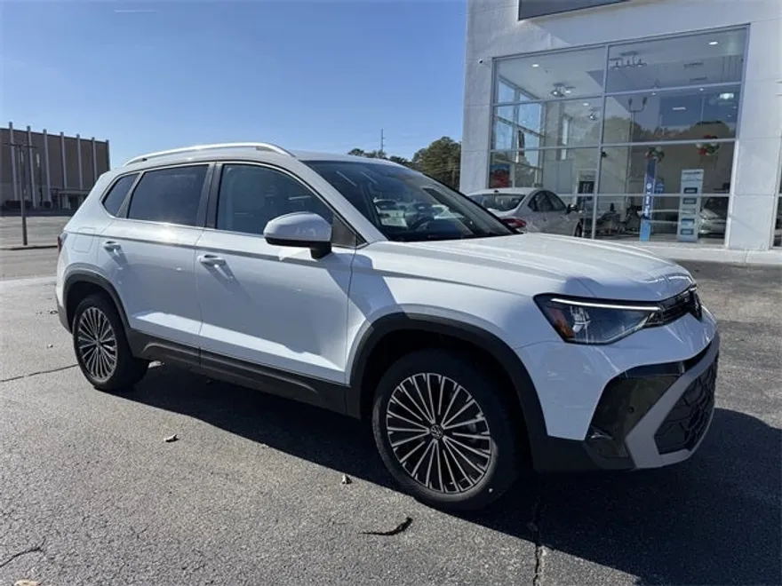 2025 Volkswagen Taos SE photo 1
