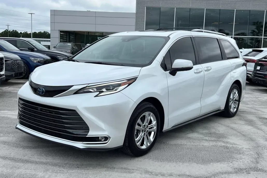 2023 Toyota Sienna Platinum photo 1