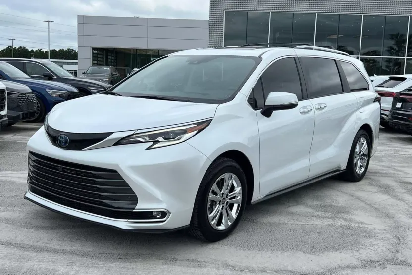 2023 Toyota Sienna Platinum photo 1