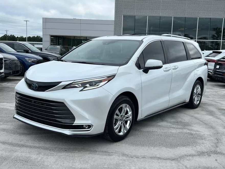 2023 Toyota Sienna Platinum photo 1