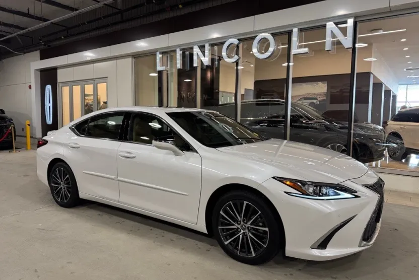 2023 Lexus ES 300h photo 1