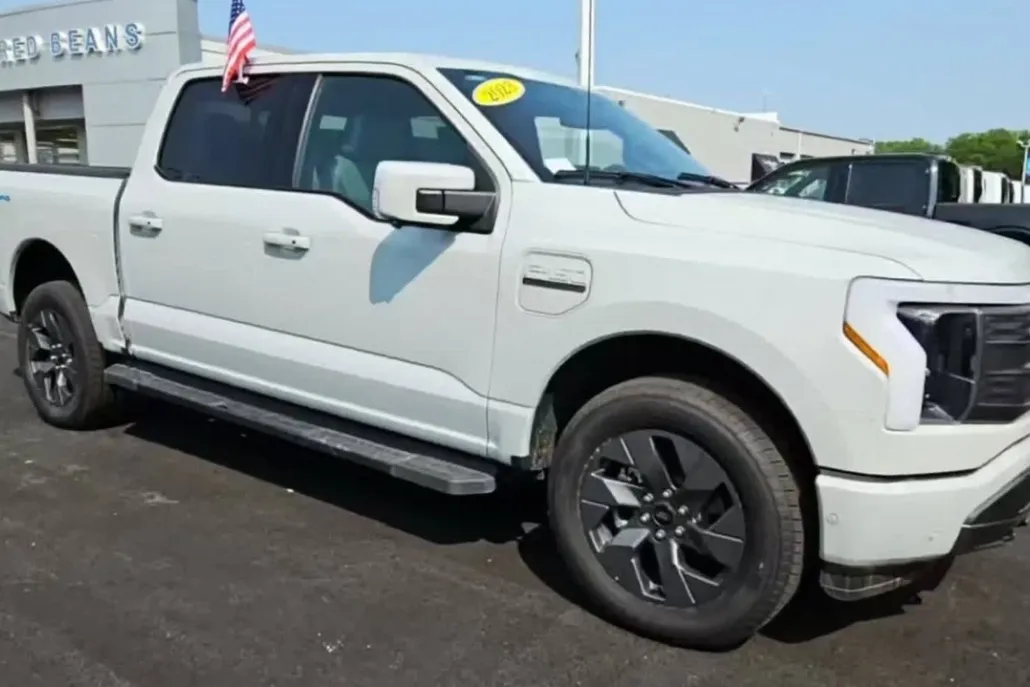 2023 Ford F-150 Lightning Lariat photo 1