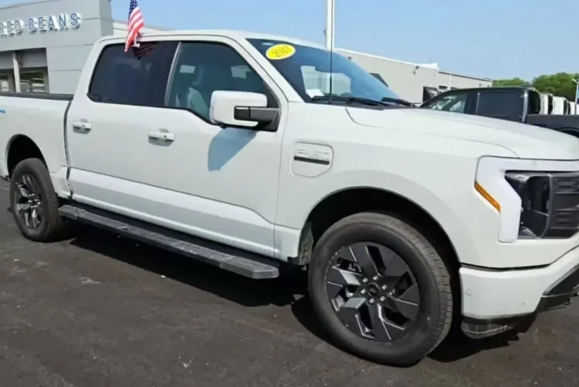 2023 Ford F-150 Lightning Lariat photo 1