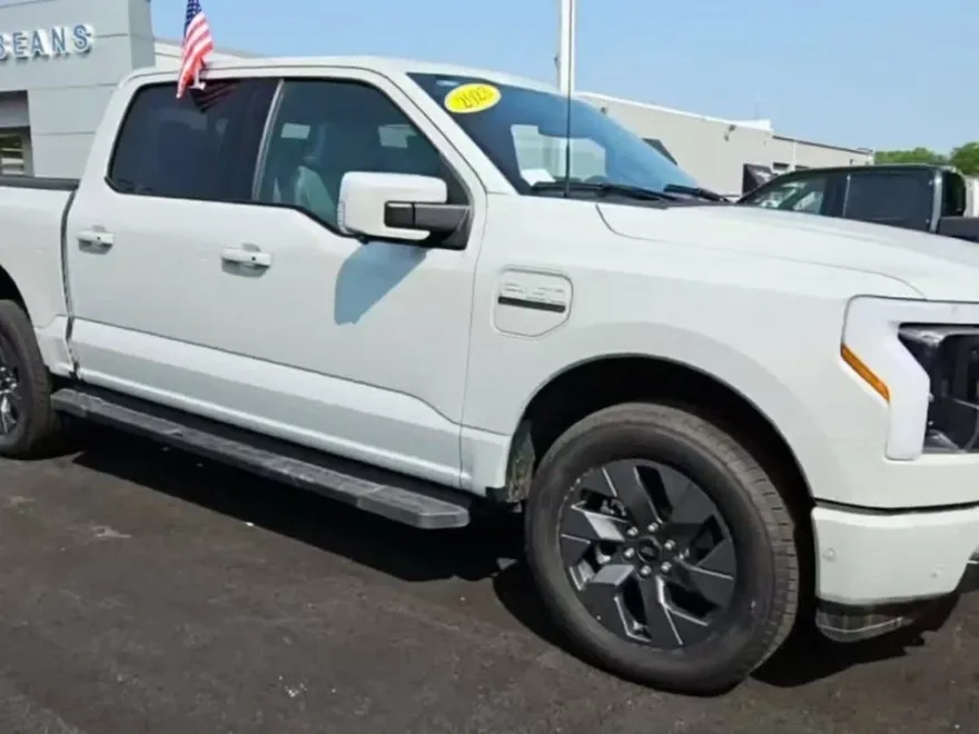 2023 Ford F-150 Lightning Lariat photo 1