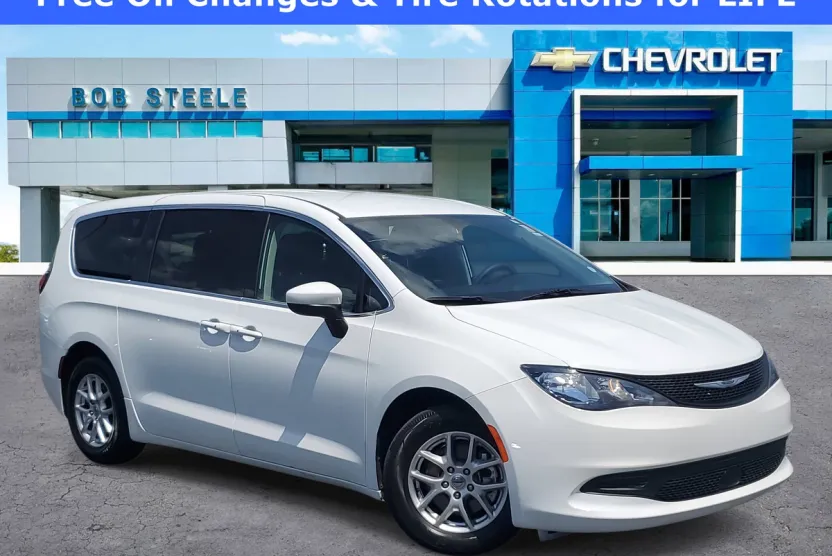 2022 Chrysler Voyager LX photo 1