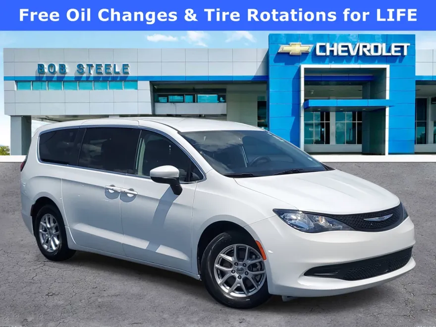 2022 Chrysler Voyager LX photo 1
