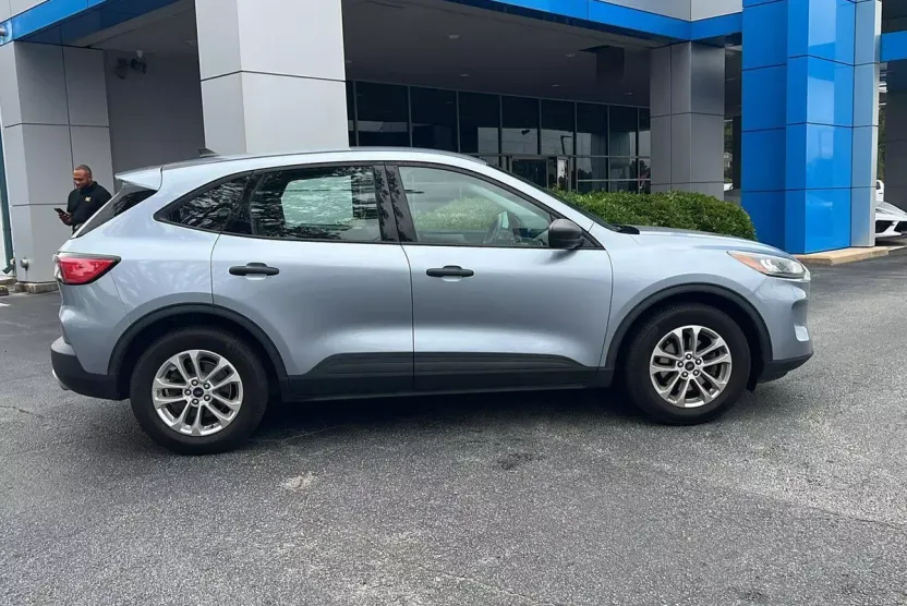 2022 Ford Escape S photo 1