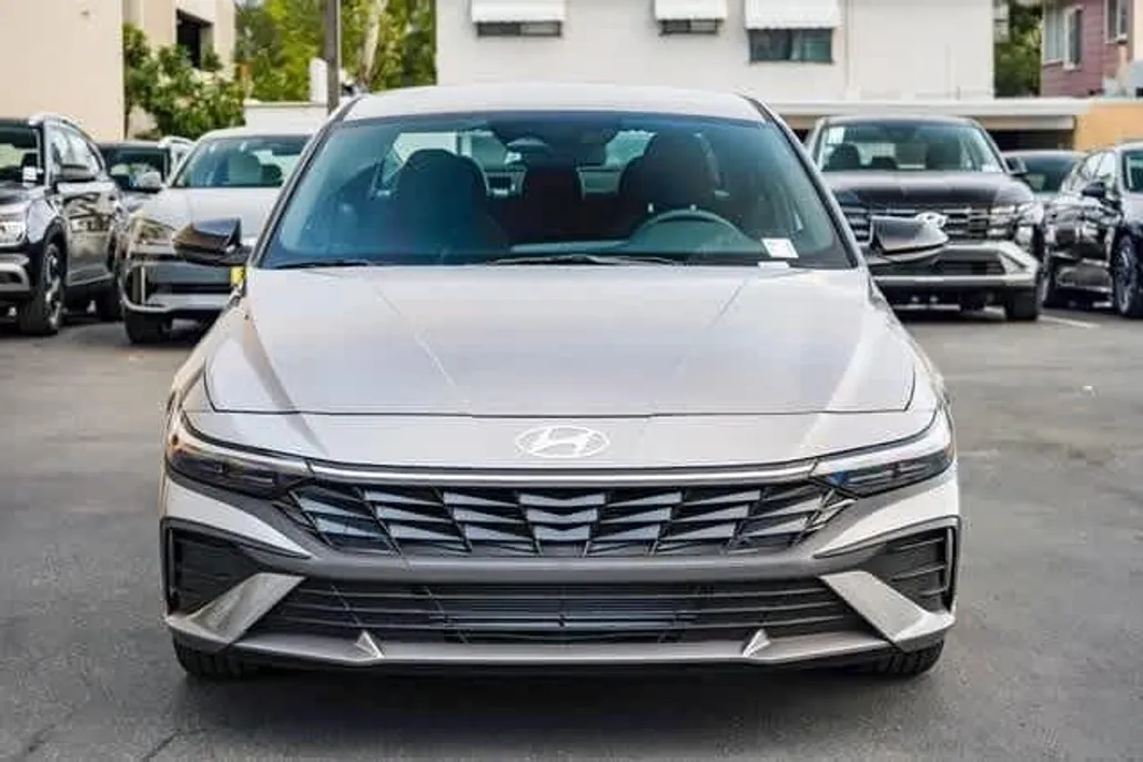 2025 Hyundai Elantra SEL Sport photo 1