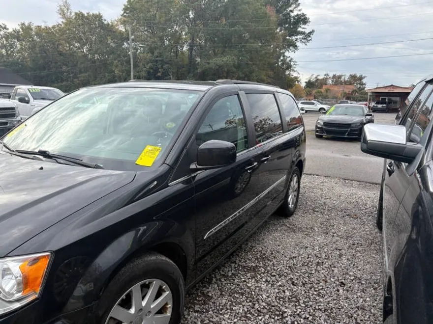 2015 Chrysler Town & Country Touring photo 1
